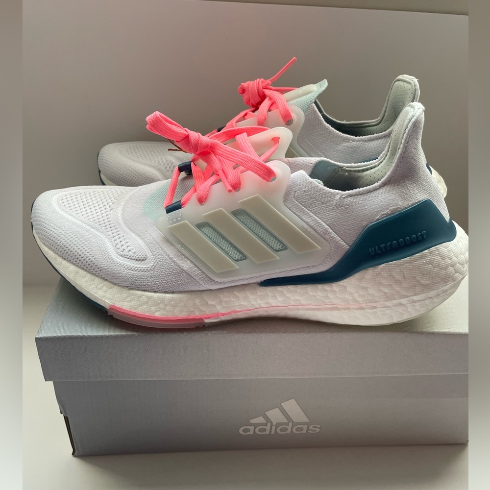 ADIDAS Ultraboost 22 Women's Running Shoes White/Gray Pink GX5929 Sz 8 7.5 9